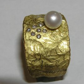 Ring aus Altgold mit Perle und Brillanten
