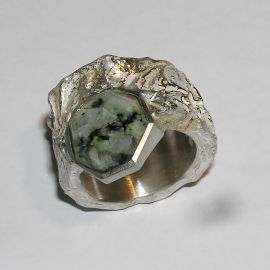 Ring in925 Silber geschmort mit Juliergranit