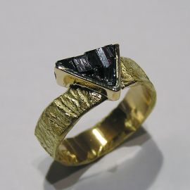 Ring in 750 Gelbgold geschmort mit Hämatit