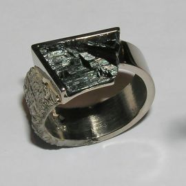 Ring in 750 Weissgold geschmort poliert mit Hämatit