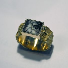 Ring in 750 Gelbgold geschmort mit Rhodonit